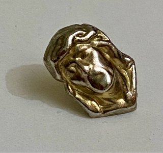 Pin muy antiguo Cara de Jesucristo oro y plata.