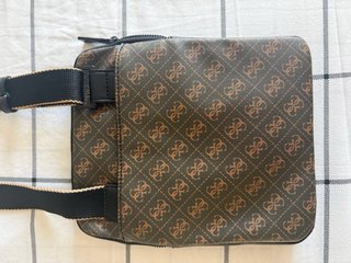 Bandolera Guess Marrón y Negra