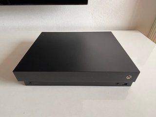 Xbox One X 1TB + 2 Controller + FIFA 19 e 20