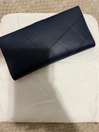 Billetera azul con detalles dorados