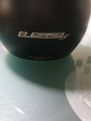 Casco de moto negro con visera