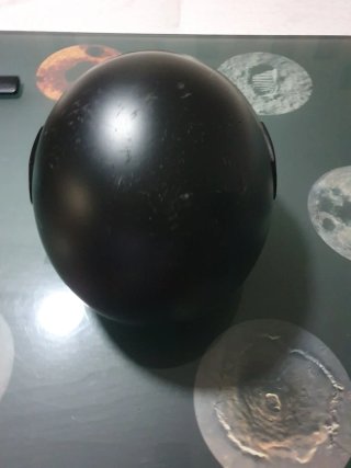Casco de moto negro con visera