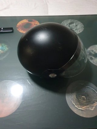 Casco de moto negro con visera