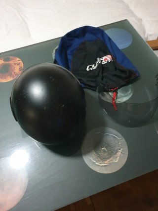 Casco de moto negro con visera