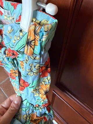 Falda floral azul con volantes