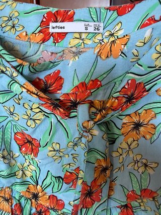 Falda floral azul con volantes