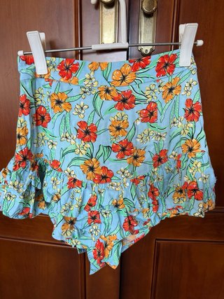 Falda floral azul con volantes