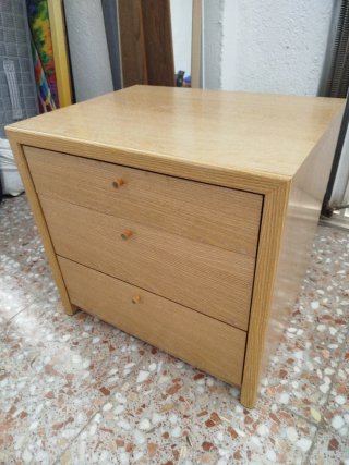 Mesita de noche de madera