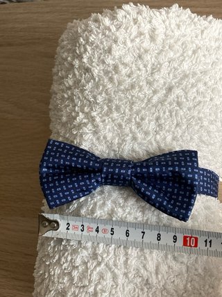 Pajarita azul con estampado geométrico