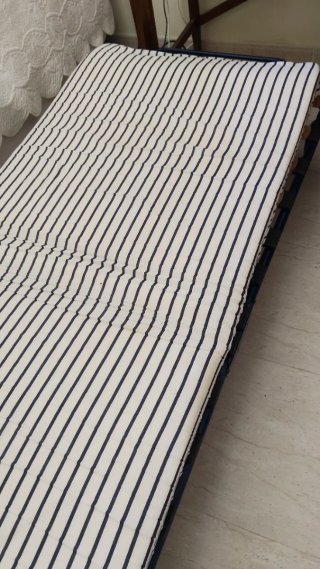 Cama supletoria plegable azul y blanca