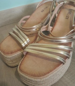 Sandalias doradas plataforma esparto.