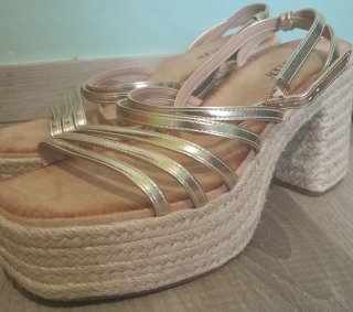 Sandalias doradas plataforma esparto.