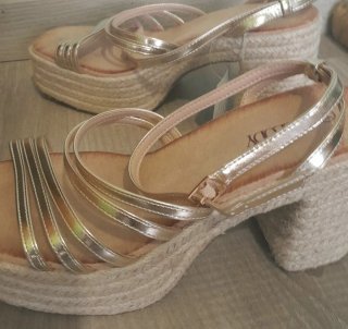 Sandalias doradas plataforma esparto.