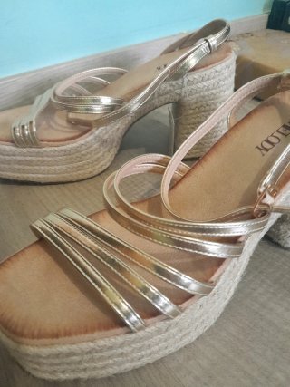 Sandalias doradas plataforma esparto.
