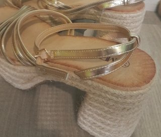 Sandalias doradas plataforma esparto.