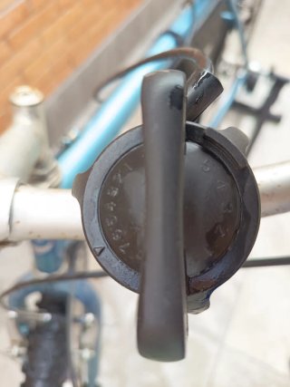 Bicicleta azul con rodillo