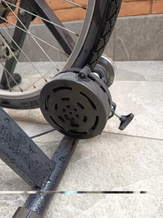 Bicicleta azul con rodillo