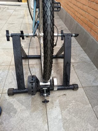 Bicicleta azul con rodillo