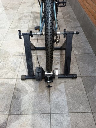 Bicicleta azul con rodillo