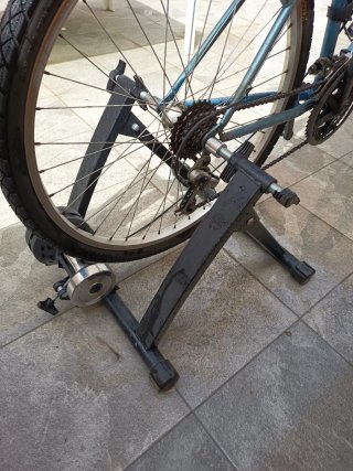 Bicicleta azul con rodillo