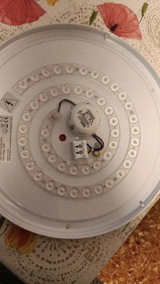Plafón LED acabado simulación madera y blanco