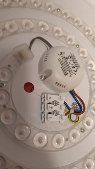 Plafón LED acabado simulación madera y blanco