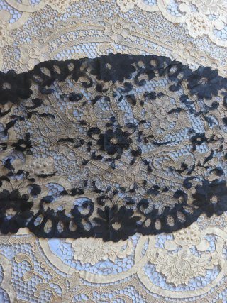 Mantilla antigua bordada a mano
