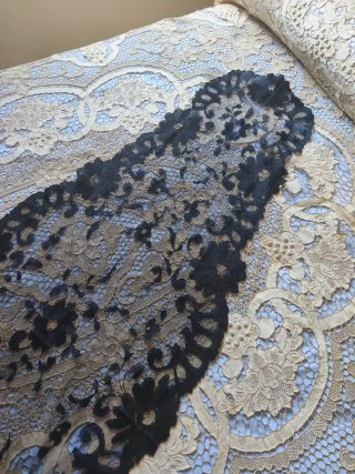 Mantilla antigua bordada a mano