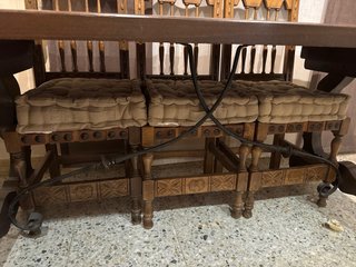 Mesa  madera maciza y 6 sillas (Antigüedad)