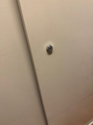 Armario metálico gris con llave