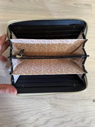 Monedero Guess Negro y Blanco