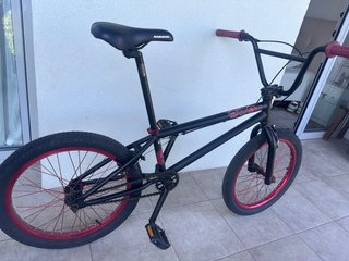 Bici BMX Negra y Roja