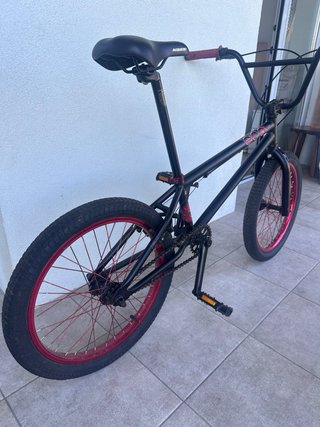 Bici BMX Negra y Roja