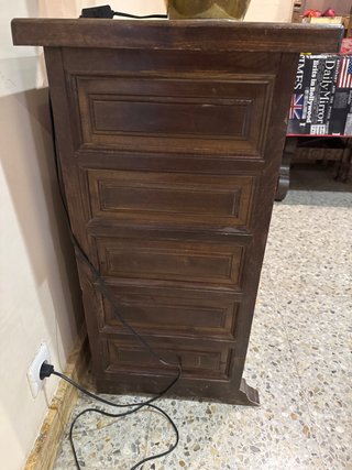 Bufet de madera maciza con detalles metálicos