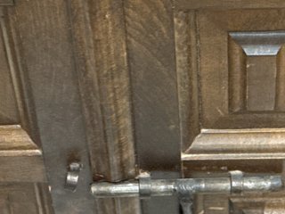 Bufet de madera maciza con detalles metálicos