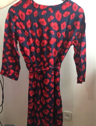 Mono azul marino estampado flores rojas
