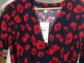 Mono azul marino estampado flores rojas