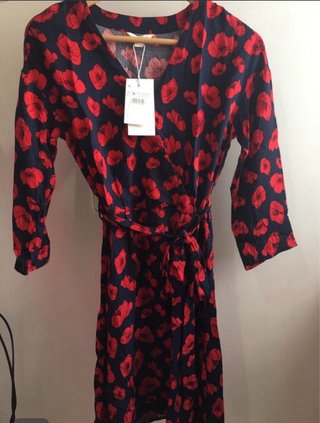 Mono azul marino estampado flores rojas