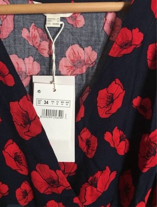 Mono azul marino estampado flores rojas