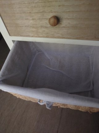 Mesita de noche blanca con cajones