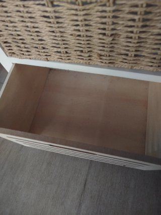 Mesita de noche blanca con cajones