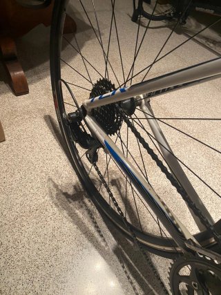 Bicicleta de carretera Giant blanca