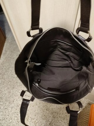 Bolso de mano marrón con diseño de volantes