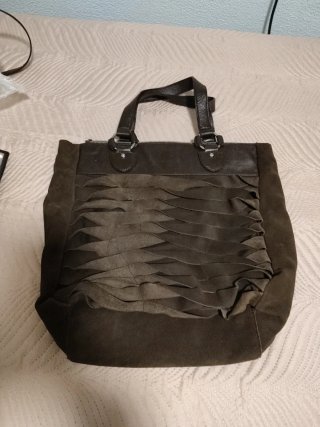 Bolso de mano marrón con diseño de volantes
