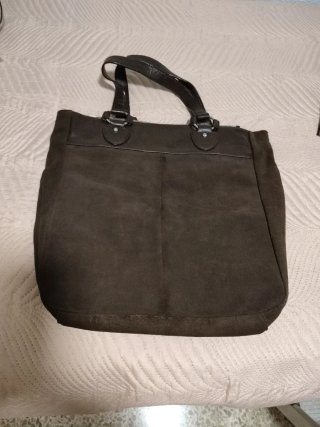 Bolso de mano marrón con diseño de volantes