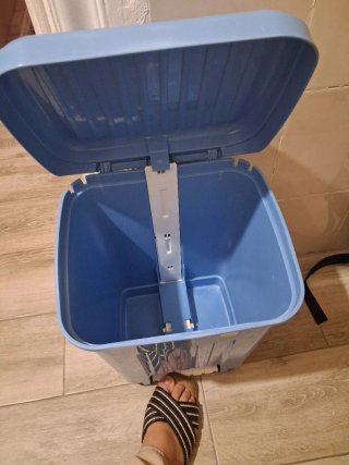 Cubo de basura azul de plástico