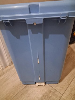 Cubo de basura azul de plástico