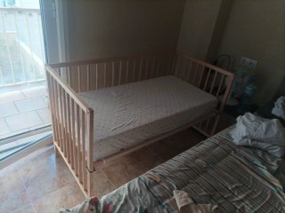 Cuna de bebé de madera y tela de IKEA