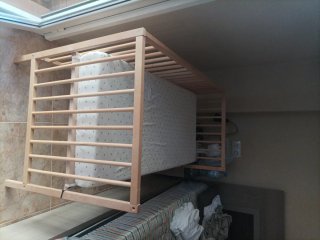 Cuna de bebé de madera y tela de IKEA