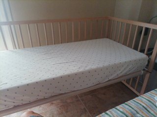 Cuna de bebé de madera y tela de IKEA